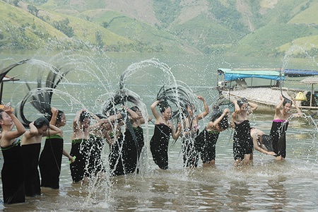 Khai thác tiềm năng du lịch lòng hồ thủy điện