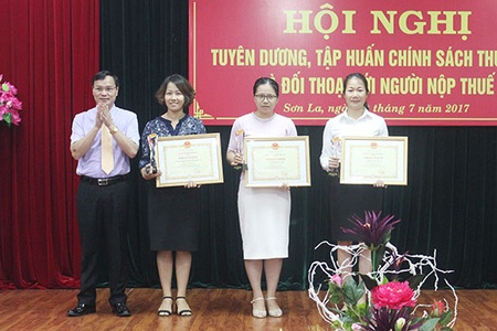 Tuyên dương, tập huấn chính sách thuế và đối thoại với người nộp thuế