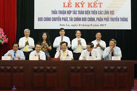 Lễ ký kết thỏa thuận hợp tác toàn diện trên các lĩnh vực bưu chính chuyển phát, tài chính bưu chính, phân phối truyền thống giữa UBND tỉnh và Tổng Công ty Bưu điện Việt Nam