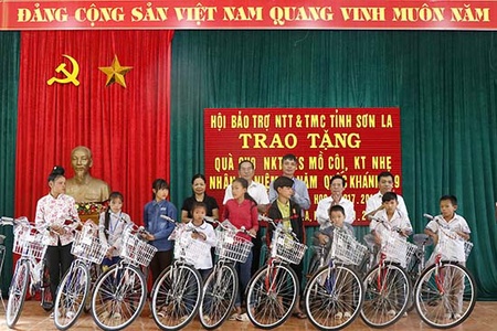 Hội Bảo trợ Người tàn tật và Trẻ mồ côi tỉnh: Tặng quà cho người khuyết tật, học sinh mồ côi tại huyện Thuận Châu