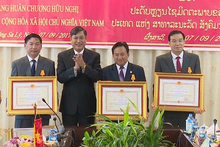 Chuyển trao Huân chương Độc lập của Chủ tịch nước Cộng hòa XHCN Việt Nam cho lãnh đạo các tỉnh Bắc Lào