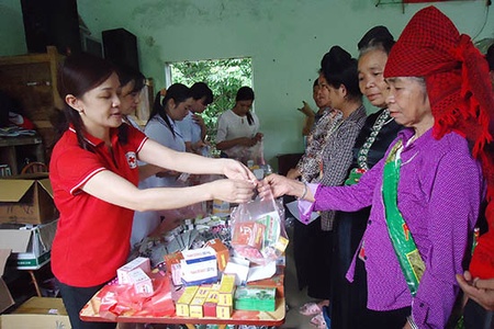 Các tổ chức, cá nhân ủng hộ đồng bào bị thiệt hại do mưa lũ tại huyện Mường La