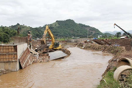 Đẩy nhanh tiến độ thi công dự án kè suối Nặm La