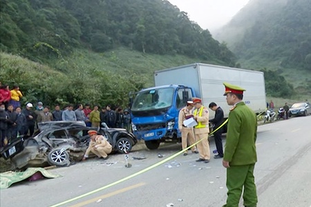 Vân Hồ: Tai nạn giao thông đặc biệt nghiêm trọng làm 4 người chết và 1 người bị thương   