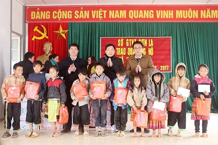 Sở Giao thông Vận tải: Trao 40 suất quà cho học sinh xã Háng Đồng
