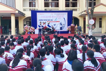 Công ty TNHH thương mại và dịch vụ Hùng Mạnh: Ngoại khóa an toàn giao thông và trao “Quỹ lái xe an toàn” cho các trường học ở Thành phố và Mai Sơn
