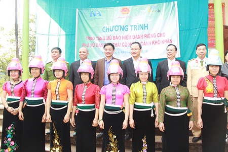 Ủy Ban ATGT Quốc gia: Trao tặng mũ bảo hiểm cho phụ nữ dân tộc Thái có hoàn cảnh khó khăn
