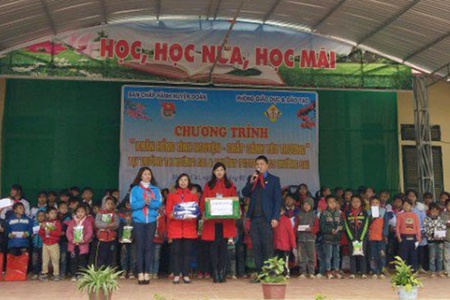 Chương trình “Khăn hồng tình nguyện - chắp cánh yêu thương”