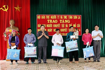 Nối những vòng tay nhân ái