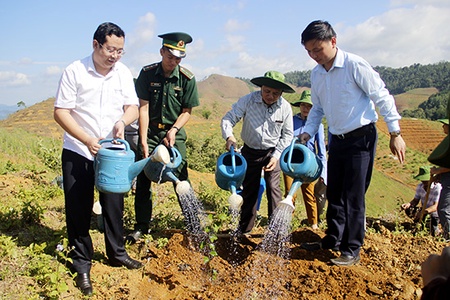 Yên Châu, Quỳnh Nhai: Lễ phát động trồng cây nhân kỷ niệm 128 năm Ngày sinh Chủ tịch Hồ Chí Minh