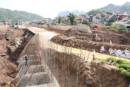 Đẩy nhanh tiến độ thi công Dự án kè suối Nặm La trước mùa mưa lũ
