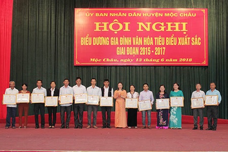 Mộc Châu: Hội nghị biểu dương gia đình văn hóa tiêu biểu xuất sắc giai đoạn 2015 – 2017