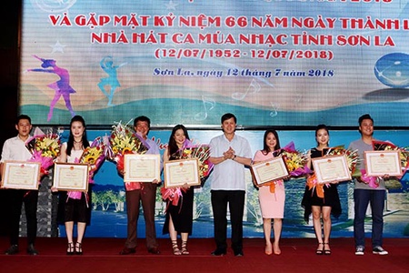 Nhà hát Ca múa nhạc tỉnh Sơn La: Báo cáo kết quả tham gia Liên hoan ca múa nhạc toàn quốc năm 2018 và gặp mặt nhân dịp Kỷ niệm 66 năm Ngày thành lập (12/7/1952-12/7/2018) 