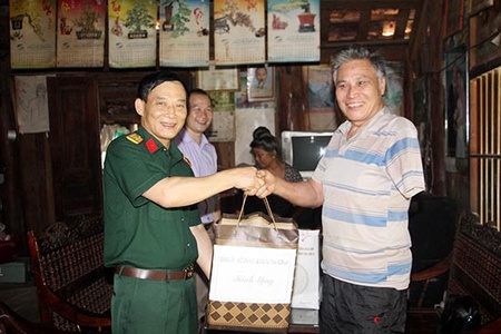 Các đồng chí lãnh đạo tỉnh, các địa phương, đơn vị thăm, tặng quà các gia đình chính sách