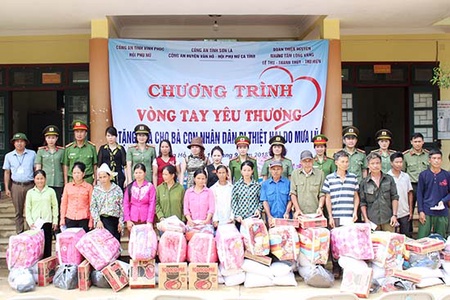 Trao 53 suất quà cho nhân dân bị thiệt hại do mưa lũ tại xã Tân Xuân