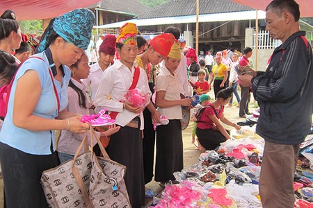 Chợ phiên Mường É
