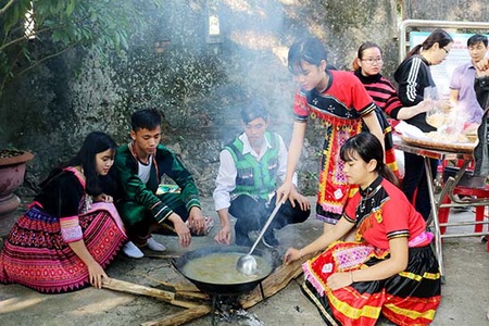 Trải nghiệm “Sắc màu văn hóa dân tộc Mông”