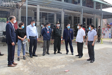 Đồng chí Phó Chủ tịch UBND tỉnh kiểm tra chốt kiểm soát dịch bệnh COVID-19 tại huyện Vân Hồ