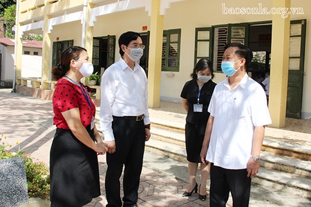Đồng chí Phó Chủ tịch UBND tỉnh kiểm tra đột xuất việc phòng, chống dịch bệnh COVID-19 tại các trường học trên địa bàn Thành phố