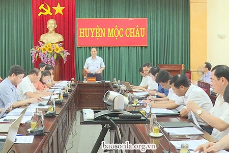 Đồng chí Phó Chủ tịch UBND tỉnh làm việc với huyện Mộc Châu bàn các giải pháp tháo gỡ khó khăn do đại dịch COVID- 19 đối với sản xuất kinh doanh