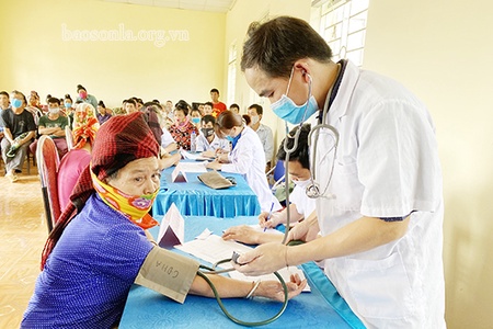 300 người nghèo xã Púng Bánh được khám sức khỏe miễn phí