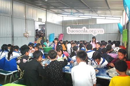 Nấu ăn cho học sinh bán trú ở Kim Bon 