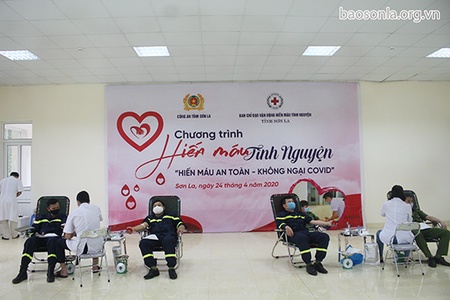 “Mỗi giọt máu cho đi, một cuộc đời ở lại”             