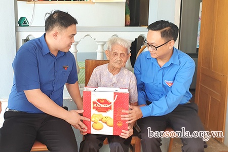 Mãi khắc ghi công lao những người con trung hiếu           