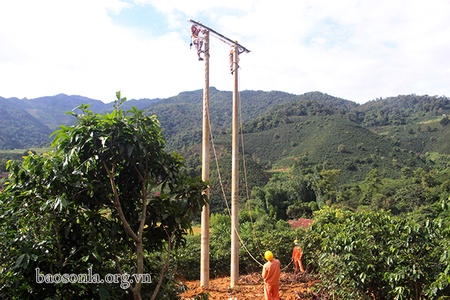 Điện về với bản, với dân