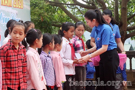 Chăm sóc trẻ em có hoàn cảnh khó khăn