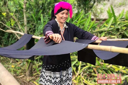 Sắc chàm trong bức tranh thổ cẩm vùng cao