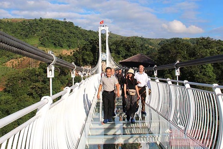 Hiệp hội Doanh nghiệp và Hiệp hội Du lịch các tỉnh thăm quan các điểm du lịch tại huyện Mộc Châu