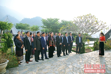 Đoàn công tác của Ủy ban Trung ương Mặt trận Lào xây dựng đất nước thăm huyện Mộc Châu