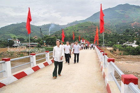 Nhịp cầu nối đôi bờ sông Mã      