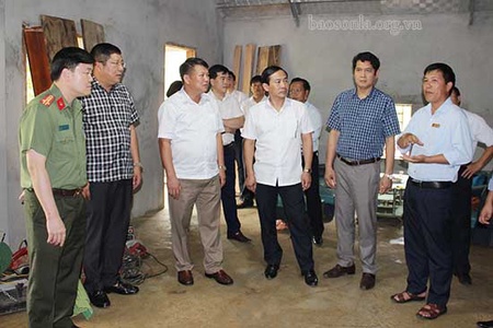 Đồng chí Phó Chủ tịch UBND tỉnh kiểm tra tiến độ thực hiện Đề án hỗ trợ hộ nghèo, khó khăn về nhà ở huyện Vân Hồ