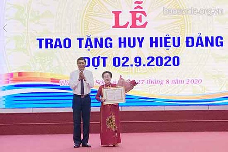 Thành ủy: Trao tặng Huy hiệu Đảng đợt 2/9