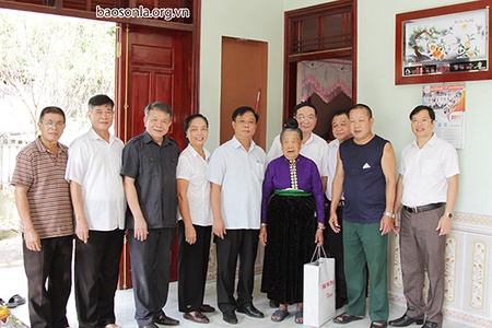 Đồng chí Phó Chủ tịch UBND tỉnh thăm, tặng quà người cao tuổi trên địa bàn Thành phố