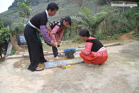 Trải nghiệm lớp học làm giấy truyền thống của dân tộc Mông ở Hua Tạt