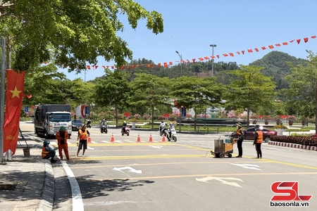 Thành phố Sơn La triển khai sơn kẻ vạch trên các tuyến đường 