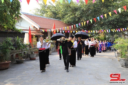 Incense offering ceremony at Quynh Nhai spiritual, cultural tourist site