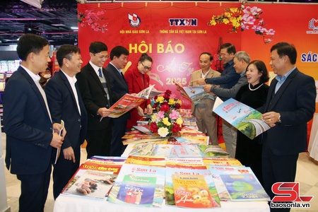 Book, newspaper exhibition on Party opens in Son La