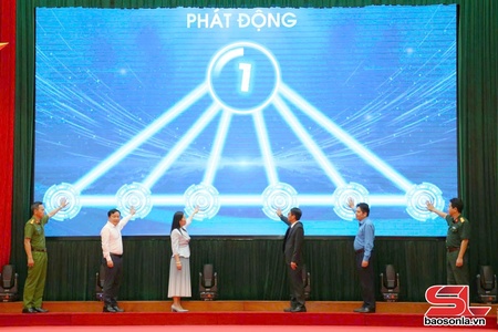 Secretary of the Son La provincial Party Committee Hoang Van Nghiem speaks at the event. 