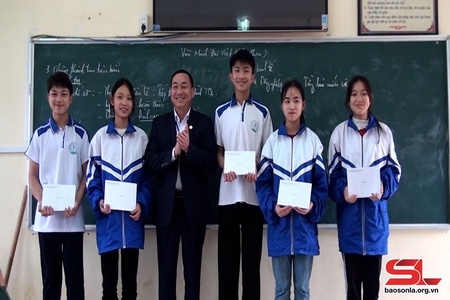 Chăm lo cho học sinh có hoàn cảnh khó khăn