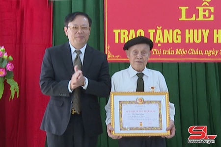 Đồng chí Chủ tịch HĐND tỉnh trao tặng Huy hiệu Đảng tại Mộc Châu