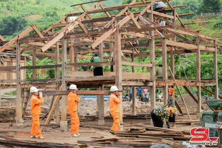Công ty Thủy điện Sơn La hỗ trợ nhân dân sau bão lũ
