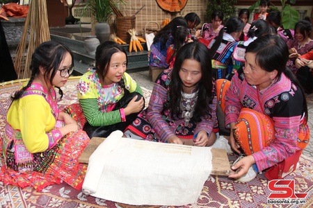 Trải nghiệm nghệ thuật xòe Thái và nghệ thuật trang trí hoa văn trên trang phục dân tộc Mông
