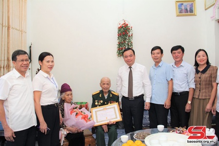 Thành ủy trao Huy hiệu 75 năm tuổi Đảng cho đảng viên