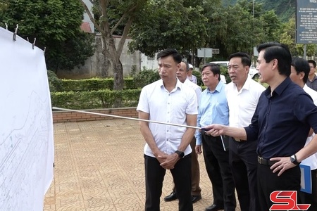 Đồng chí Chủ tịch UBND tỉnh kiểm tra hệ thống thoát nước tại huyện Quỳnh Nhai