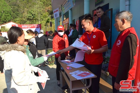 Chương trình "Chợ Tết nhân ái" tại xã Sam Kha