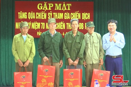 Bắc Yên gặp mặt, thăm hỏi, tặng quà chiến sĩ Điện Biên, dân công hỏa tuyến